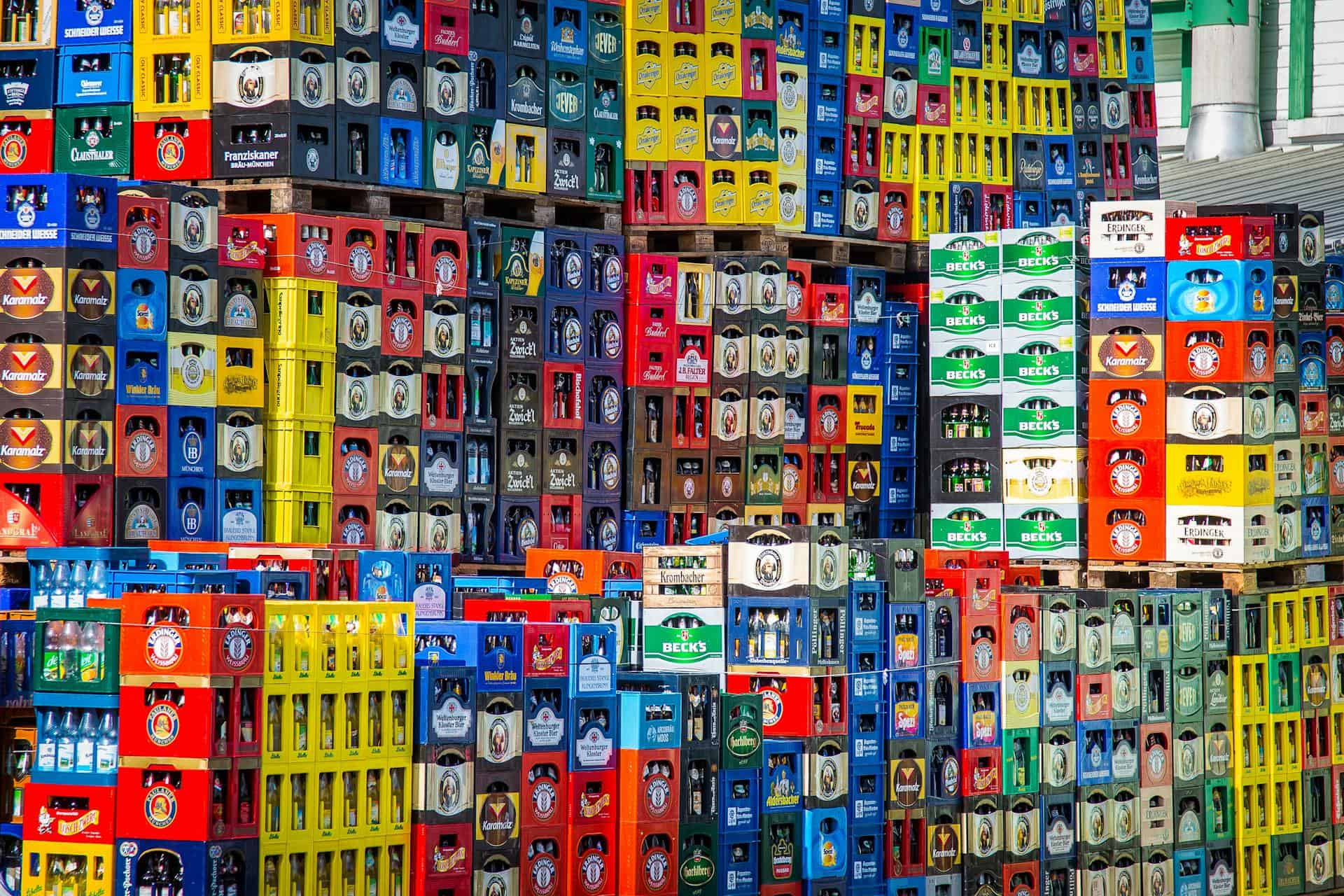 Ein großer Stapel verschiedenster Bierkisten der das gesamte Bild füllt