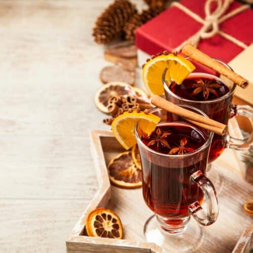 2 Gläser Alkoholfreier Glühwein mit Zimtstange und Sternanis