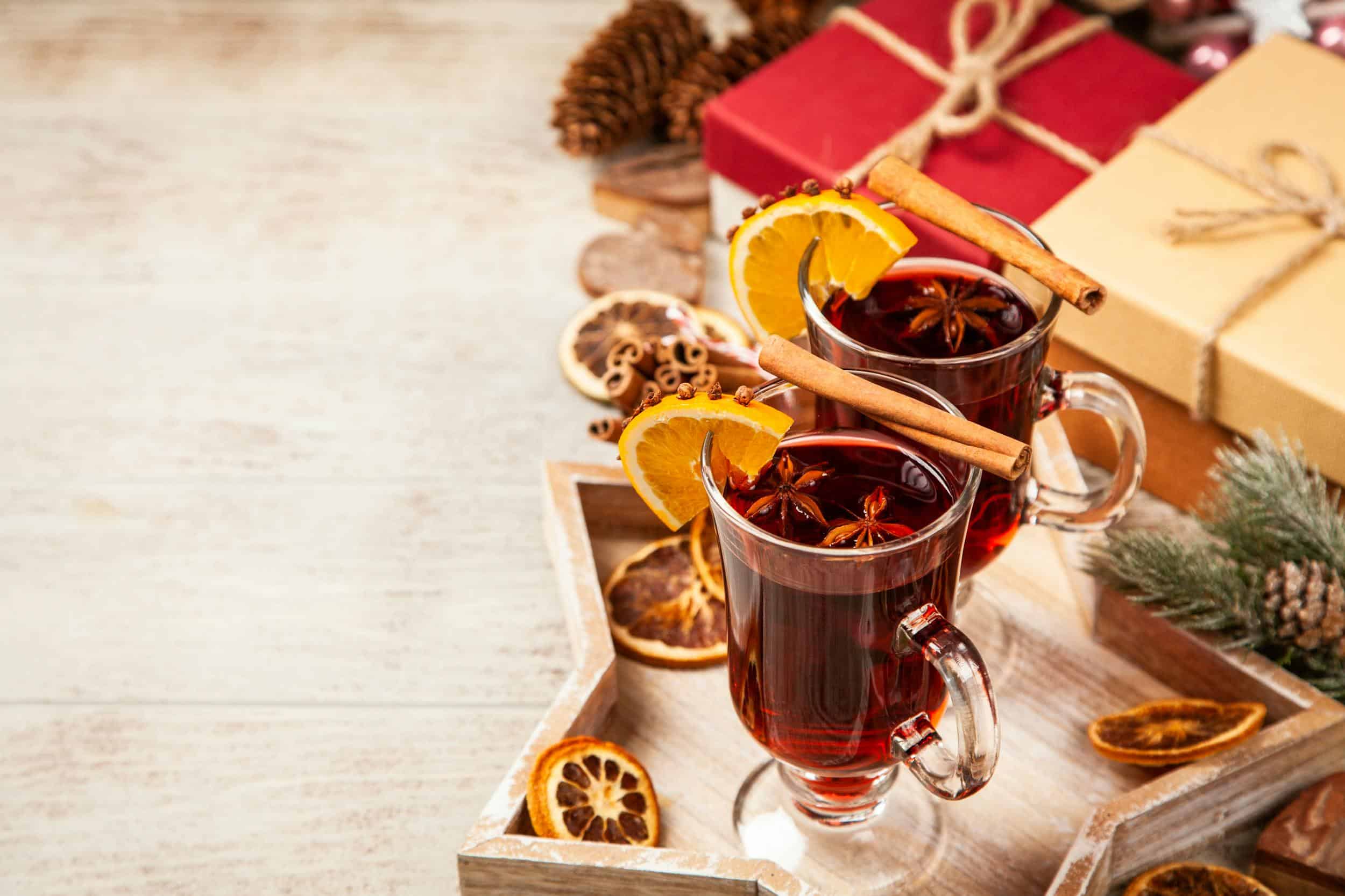 2 Gläser Alkoholfreier Glühwein mit Zimtstange und Sternanis