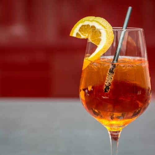 Photo of an Aperol Spritz without alcohol garnished with an Orange