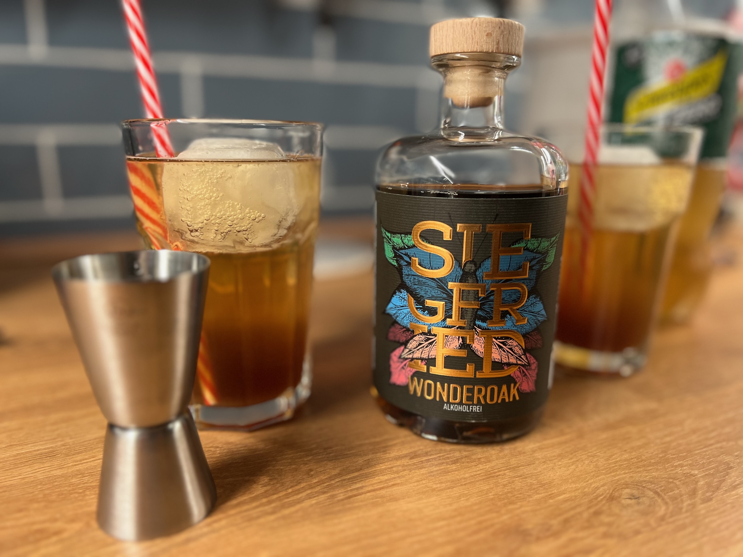 Virgin Dark 'n' Stormy mit einer Flasche Wonderoak